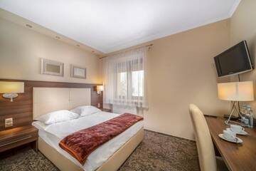 Фото номера Улучшенный двухместный номер с 1 кроватью Отель Hotel Promien г. Скаржиско-Каменна 3